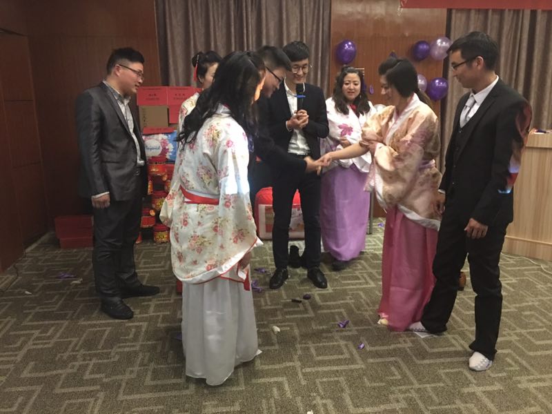 金鉆員工踩報(bào)紙游戲